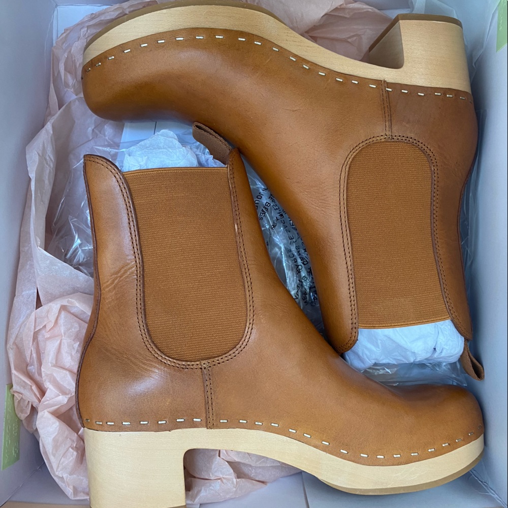 Loeffler Randall Anabelle Cognac Clog Boot
$180.00
Color: Cognac
Size: 9